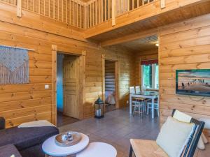 - un salon en rondins avec un canapé et une table dans l'établissement Holiday Home Ilves by Interhome, à Savonranta