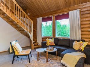 un salon avec un canapé et un escalier dans l'établissement Holiday Home Ilves by Interhome, à Savonranta