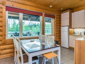 une cuisine et une salle à manger avec une table et des chaises dans l'établissement Holiday Home Ilves by Interhome, à Savonranta 12 autres photos