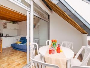 Χώρος καθιστικού στο Apartment Piscine et Plage-2 by Interhome