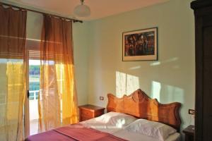 a bedroom with a bed and a window at Gurguri Hotel in Golem +7 photos