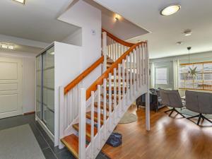 eine Treppe in einem Haus mit einem Tisch und Stühlen in der Unterkunft Holiday Home Levin alppi 3 b 7 by Interhome in Levi