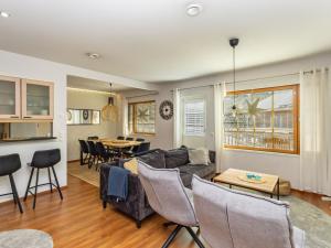 ein Wohnzimmer mit Sofa und Tisch in der Unterkunft Holiday Home Levin alppi 3 b 7 by Interhome in Levi