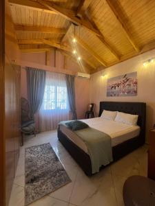 Posteľ alebo postele v izbe v ubytovaní Caldera Premium Villa