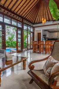Posezení v ubytování Villa Umawake bungalows by Fave Jaya Residences + 3 fotografie
