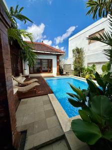 Bazén v ubytování Villa Umawake bungalows by Fave Jaya Residences nebo v jeho okolí