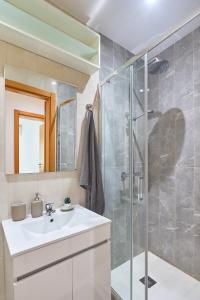 Ένα μπάνιο στο Elegant and Modern Apartment