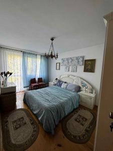 Ένα ή περισσότερα κρεβάτια σε δωμάτιο στο Stylish 4BR Artist's Home with Garden- Gdańsk Green District