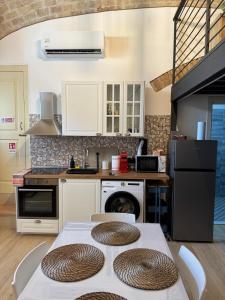 a kitchen with a table withmbermbermbermbermber at La casina di Soccorsa in Poggio Imperiale +10 photos