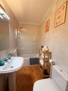 ウスルビルにあるApartamento con jardin y parking privadoの洗面台、トイレ、浴槽を備えたバスルーム