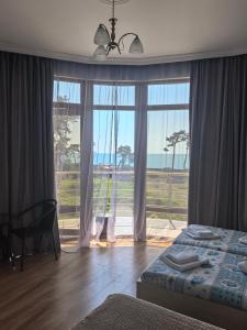 una camera da letto con un letto e vista sull'oceano di FRESH Hotel Kobuleti a Kobuleti