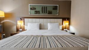 Postel nebo postele na pokoji v ubytování Kent Hotel
