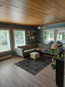 un salon avec un canapé et un tapis dans l'établissement Resort Selekosten Tunto, à Rovaniemi