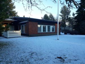 une maison avec de la neige devant elle dans l'établissement Resort Selekosten Tunto, à Rovaniemi