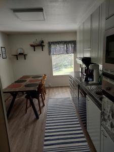 une cuisine avec une table et une salle à manger dans l'établissement Resort Selekosten Tunto, à Rovaniemi 9 autres photos