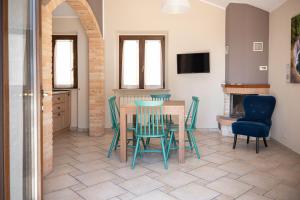 a kitchen and dining room with a table and chairs at La Ginestra in Fiore Camere in Sirolo