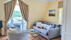 a living room with a couch and two chairs at Syltrose Whg 1b in Westerland (Sylt)