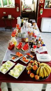 a long table filled with different types of food at Recanto da Mata Morretes in Morretes