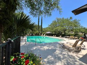 una piscina con 2 tumbonas y flores en 1935 Bohicket Marina, en Seabrook Island