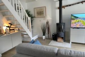Μια τηλεόραση ή/και κέντρο ψυχαγωγίας στο Nice house with garden near the beach