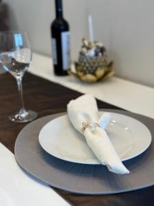 Nápoje v ubytování Local-Lux Apartment 3 Rooms - 2 x Free Parking & Balcony + 52 fotografií