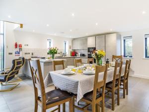 eine Küche und ein Esszimmer mit Tisch und Stühlen in der Unterkunft Fenside Way in Wicken