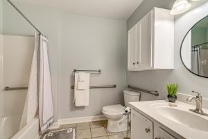 Koupelna v ubytování Steps to Smith Mountain Lake Unit with Pool Access! + 17 fotografií