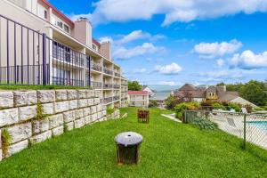 a yard with a retaining wall and a frisbee at Mountainside 75 in Warren