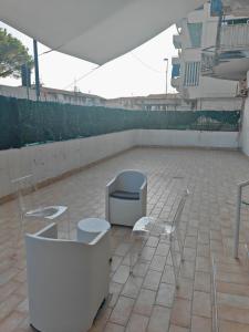 a patio with two chairs and a table and a bench at Casa Dolce Casa Napoli&Amalfi&Positano 6&7 Alloggiano gratis in Trecase
