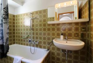 ein Badezimmer mit Waschbecken und Badewanne und Waschbecken in der Unterkunft Ferienhaus "an der Wiese" für 7 Personen, Todtnau in Todtnau