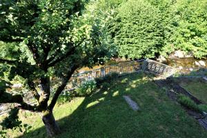 Draufsicht auf einen Zaun und einen Baum in der Unterkunft Ferienhaus "an der Wiese" für 7 Personen, Todtnau in Todtnau