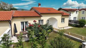 ein weißes Haus mit einem roten Dach in der Unterkunft Holiday Home Nido Verde in Santalezi