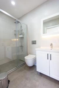 ein Badezimmer mit Dusche, Toilette und Waschbecken in der Unterkunft Noesta Alaçatı in Alacati + 9 Fotos