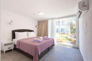 ein Schlafzimmer mit einem Bett, auf dem zwei Handtücher liegen in der Unterkunft Noesta Alaçatı in Alacati