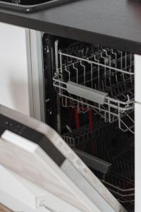 グダニスクにあるBaltic Gdańsk OLD TOWN by St Mary s Churchの食器洗い機(食器棚付)