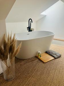 a bathroom with a bath tub and a sink at Maison cosy & chaleureuse - Jardin & Piscine in Hoenheim