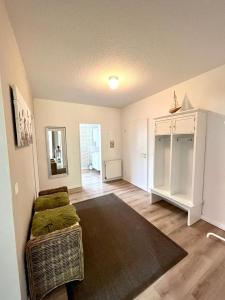 ein leeres Wohnzimmer mit Couch in einem Zimmer in der Unterkunft DünenZeit in List