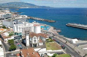 een luchtzicht op een stad naast de oceaan bij Atlantic Home Azores in Ponta Delgada