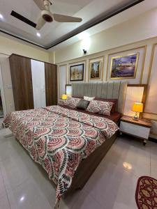 Giường trong phòng chung tại DHA Karachi Condo Apartment