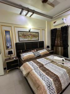 Giường trong phòng chung tại DHA Karachi Condo Apartment