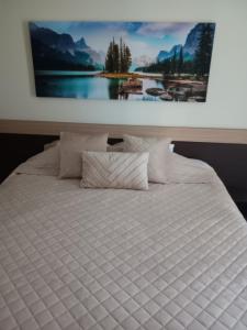 Postel nebo postele na pokoji v ubytování Ivajen апартамент 103