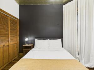 Letto o letti in una camera di The Dugout Bar Just Steps from Wrigley Field
