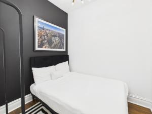 Letto o letti in una camera di The Dugout Bar Just Steps from Wrigley Field