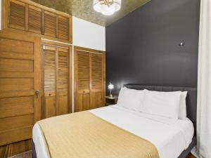 Letto o letti in una camera di The Dugout Bar Just Steps from Wrigley Field