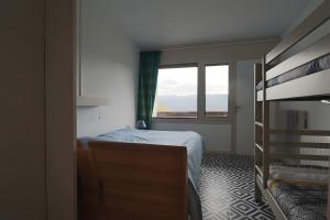 Un dormitorio pequeño con una cama y una ventana. en Sapins A5 - Résidence Super Murat, en Murat-le-Quaire