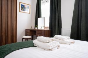 a bedroom with a bed with white towels on it at Peak Avenue Retreat in Chesterfield