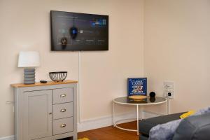 Μια τηλεόραση ή/και κέντρο ψυχαγωγίας στο Seaside Serenity in Swansea