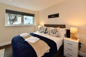 Ένα ή περισσότερα κρεβάτια σε δωμάτιο στο Seaside Serenity in Swansea