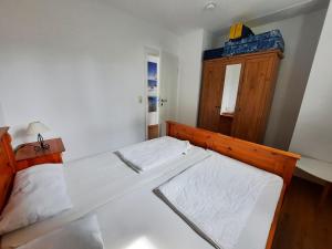 Postel nebo postele na pokoji v ubytování Ferienwohnung 9 in der Strandstraße