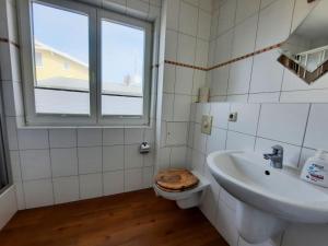 Koupelna v ubytování Ferienwohnung 9 in der Strandstraße + 3 fotografie